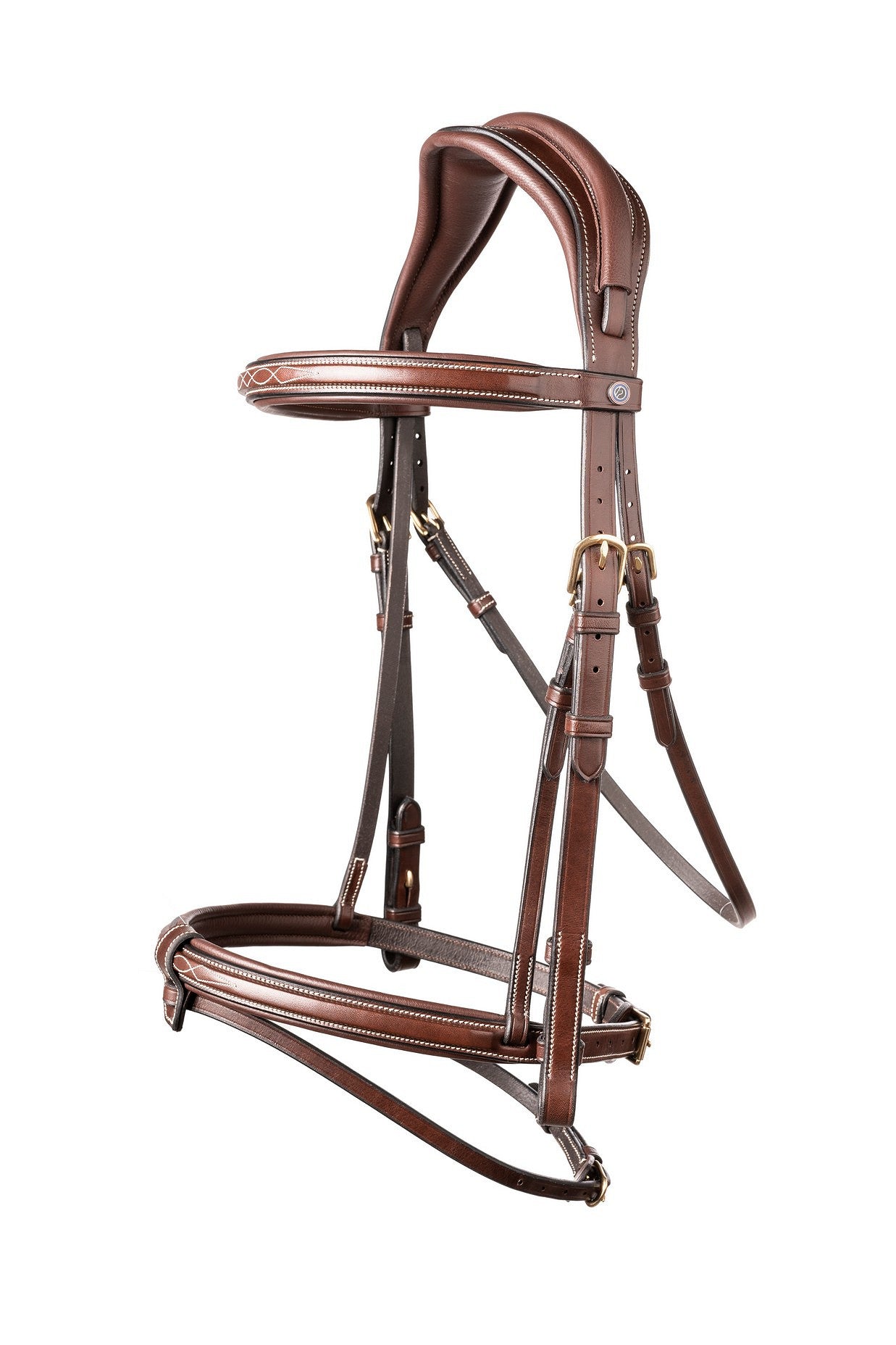 Die pferdefreundliche Trust Equestrian Trense Geneva in der Gesamtansicht, gefertigt aus geschmeidigem braunem Leder. Diese edle braune Trense mit Gold-Beschlägen besticht durch ihr modernes Design, den abnehmbaren Sperrriemen und ein besonders pferdefreundliches Genickstück und verfügt über einen geraden, robusten Lederstirnriemen, der besonders Pferden mit üppigem Schopf viel Freiheit bietet. Ein innovatives Zaumzeug von Trust Equestrian für höchste Ansprüche im Reitsport.