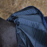 Diese Nahaufnahme der aufgeschlagenen Trust Equestrian Tetris Stalldecke zeigt das revolutionäre Tetris-System mit seinen weichen Polsterblöcken, die den Widerrist rechts und links passgenau einrahmen und einen schützenden Tunnel bilden, um maximalen Freiraum zu garantieren und gefährliche Druckstellen sowie Haarbruch selbst bei Pferden mit extrem hohem Widerrist oder empfindlicher Haut konsequent zu verhindern.