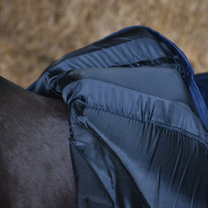 Diese Nahaufnahme der aufgeschlagenen Trust Equestrian Tetris Stalldecke zeigt das revolutionäre Tetris-System mit seinen weichen Polsterblöcken, die den Widerrist rechts und links passgenau einrahmen und einen schützenden Tunnel bilden, um maximalen Freiraum zu garantieren und gefährliche Druckstellen sowie Haarbruch selbst bei Pferden mit extrem hohem Widerrist oder empfindlicher Haut konsequent zu verhindern.