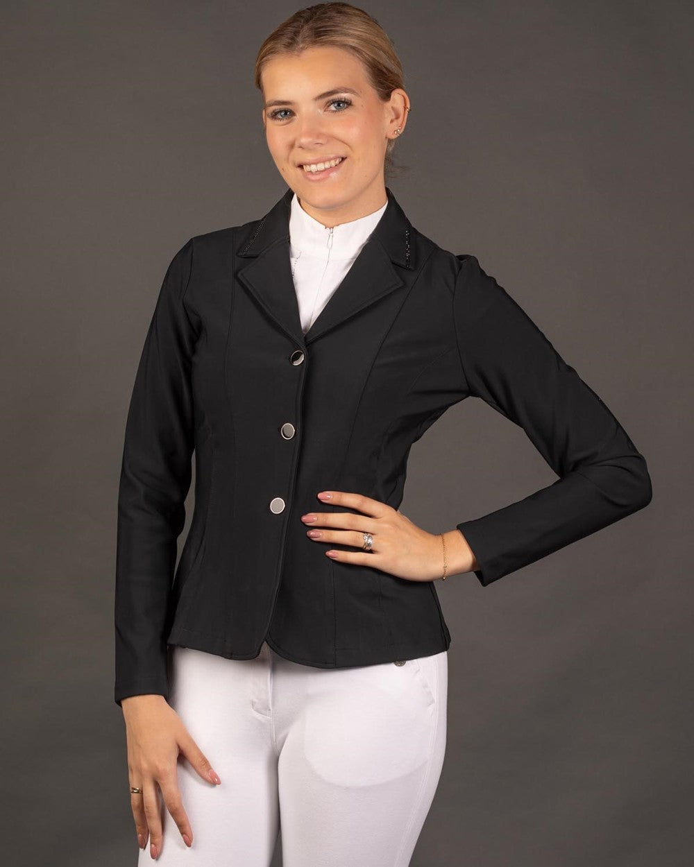 Eine Reiterin präsentiert das schwarze Harry&