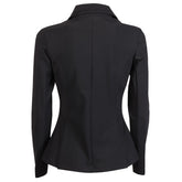 Die Rückseite des eleganten Turniersakkos präsentiert eine figurbetonte Silhouette mit zwei praktischen Schlitzen für optimale Bewegungsfreiheit im Sattel und einen edlen Glitzerkragen, der auch von hinten zum Highlight wird.