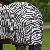 Rückansicht der Waldhausen Ekzemerdecke Zebra Premium, die den besonders langen Schweiflatz zeigt. Dieser deckt den Schweifansatz und die empfindliche Schweifrübe großzügig ab und fungiert als mechanischer Fliegenschutz, der Insekten zuverlässig abwehrt. So bleibt der Schweif auch bei extrem hohem Insektenaufkommen geschützt. Diese lückenlose Abdeckung kann lästiges Schweifscheuern effektiv reduzieren und schont die Schweifhaare des Pferdes.
