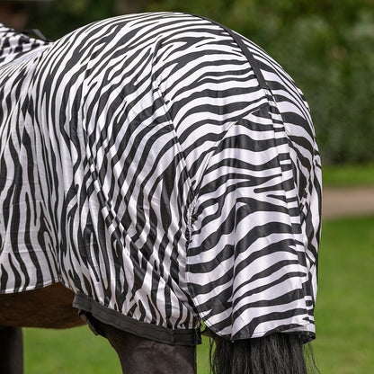 Rückansicht der Waldhausen Ekzemerdecke Zebra Premium, die den besonders langen Schweiflatz zeigt. Dieser deckt den Schweifansatz und die empfindliche Schweifrübe großzügig ab und fungiert als mechanischer Fliegenschutz, der Insekten zuverlässig abwehrt. So bleibt der Schweif auch bei extrem hohem Insektenaufkommen geschützt. Diese lückenlose Abdeckung kann lästiges Schweifscheuern effektiv reduzieren und schont die Schweifhaare des Pferdes.