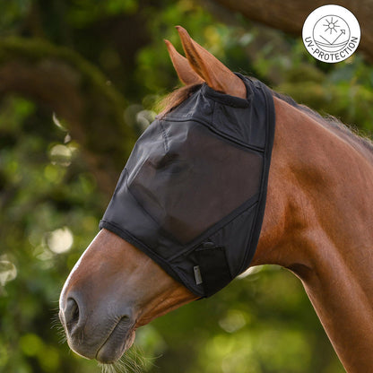 Waldhausen Fliegenmaske Premium in Schwarz mit UV-Schutz-Button. Das Material reduziert direkte UV-Strahlung am Pferdekopf. Der integrierte Schopfauslass zwischen den Ohren verhindert Hitzestau und ermöglicht das Herausziehen der Schopfhaare für maximalen Komfort.