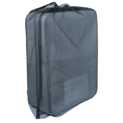 Praktischer Lieferumfang der Waldhausen Health + Care Balance Pads für Pferde: Die beiden grauen Schaumstoffplatten sind platzsparend im schwarzen Mesh-Transportbeutel mit Kordelzug verstaut – ideal zur sauberen Aufbewahrung und zum handlichen Transport im Stallalltag.