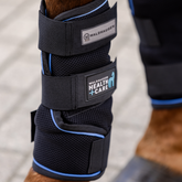 Nahaufnahme der Waldhausen Health + Care Ice-Layer Kühlgamasche am Pferdebein mit Fokus auf die drei stabilen Klettverschlüsse. Der obere Verschluss zeigt das Waldhausen Logo, der mittlere das Health + Care Branding für anspruchsvolle Pferdepflege und Wohlbefinden. Der untere Klettverschluss umschließt den Fesselkopf für rutschfesten Halt. Die ergonomische Form speichert die Feuchtigkeit und sichert einen langanhaltenden Cooling-Effekt bei Sommerhitze.