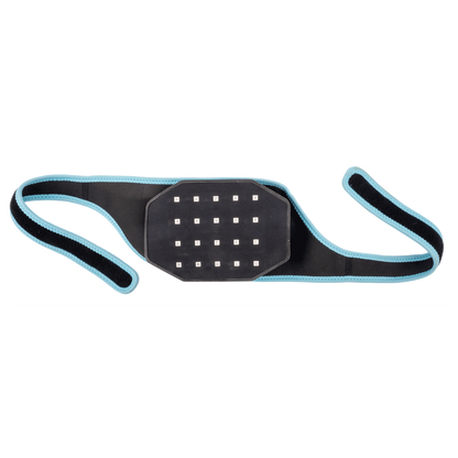 Die fellgewandte Kontaktfläche des Waldhausen Health + Care Infrared FlexPads auf der Innenseite des Befestigungsstraps: Das achteckige Infrarot-Massage-Wärmepad zeigt das strukturierte LED-Diodenfeld für das duale Lichtspektrum aus 660 nm Rotlicht und 850 nm Nahinfrarotlicht. Die glatte Auflagefläche mit integrierter Wärmefunktion und Vibrationsmotor liegt dank des flexiblen Klettbands mit hellblauer Einfassung gleichmäßig und schonend am Genick oder Pferdebein an.