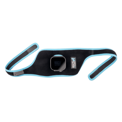 Der ergonomische Befestigungsstrap des Waldhausen Health + Care Infrared FlexPads mit montierter Steuerungseinheit: Das flexible Pad-Modul wird von unten durch die Passöffnung geführt, sodass das digitale LED-Display und die Bedientasten außen frei bedienbar bleiben. Die langen Klettverschlussbänder mit hellblauer Randeinfassung gewährleisten eine passgenaue und rutschfeste Fixierung am Pferdekörper für die gezielte Wärme- und Vibrationsanwendung.