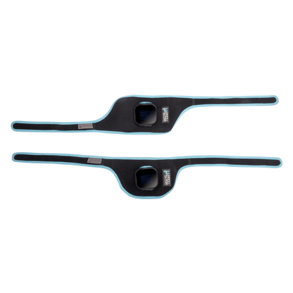 Die zwei im Lieferumfang enthaltenen Befestigungsstraps des Waldhausen Health + Care Infrared FlexPads im Überblick: Der obere Strap ist ergonomisch für das Genick geformt und lässt sich durch das Halfter fixieren, während der untere Strap für das Pferdebein ausgelegt ist. Beide Bänder zeigen das von unten eingesetzte FlexPad-Hauptgerät mit LED-Anzeige, hellblauen Randeinfassungen und langen Klettverschlüssen für einen rutschfesten Halt.