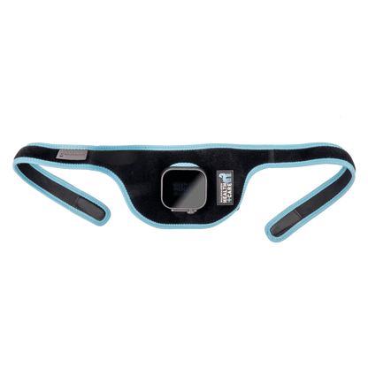 er ergonomisch geschwungene Befestigungsstrap des Waldhausen Health + Care Infrared FlexPads mit zentral eingesetzter Steuerungseinheit: Die flexiblen Klettverschluss-Bänder sind für eine rutschfeste, anatomische Anpassung an Genick, Hals oder das Pferdebein geformt. Auf der Vorderseite sind das digitale LED-Display zur Auswahl der Wärme-, Vibrations- und Infrarotlicht-Stufen sowie das gummierte Waldhausen Health + Care Marken-Patch auf dem schwarzen Band mit hellblauer Randeinfassung gut sichtbar.