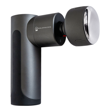 Das Waldhausen Health + Care Massagegerät Pro Hot &amp; Cold für Pferde in der Seitenansicht mit mattem Gehäuse, Hersteller-Logo und aufgesetztem verchromten Hot-and-Cold-Spezialaufsatz für die tiefe Vibrations-, Wärme- und Kältemassage bei Pferd und Pony.