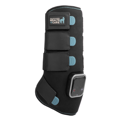 Die schwarze Waldhausen Health + Care TecSupreme 3-in-1 Gamasche mit farbigem LED-Touchscreen zur Steuerung von Kühlung, Wärme und Vibration. Gut sichtbar sind die vier robusten Klettverschlüsse mit hellblauen Enden, die beidseitig schließbar sind und die feine Anpassung am linken wie rechten Pferdebein ermöglichen.