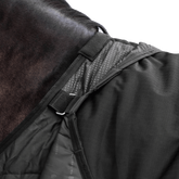 Detailaufnahme des Waldhausen-Clip-In-Deckensystems der Outdoordecke Arctic 100 g in Schwarz im Schulterbereich von Pferd oder Pony. Integrierte Ösen und Ringe ermöglichen das flexible Befestigen separater Unterdecken, um die Wärmeleistung individuell an wechselnde Temperaturen im Herbst und Winter anzupassen. Die funktionale 600D-Ripstop-Pferdedecke bietet als modulare äußere Deckenkomponente maximale Flexibilität im Stallalltag.
