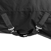 Detailaufnahme der gekreuzten Bauchgurte der Waldhausen-Outdoordecke Arctic 100 g in Schwarz aus 600D Ripstop. Die verstellbaren Kreuzgurte mit stabilen T-Verschlüssen sichern den Sitz und die Lage der Decke auch in der Bewegung von Pferd oder Pony. Auf den hochwertigen T-Verschlüssen befindet sich eine Waldhausen-Markenprägung, während der fest vernähte Gurtteil mit dem Modellnamen Arctic beschriftet ist.