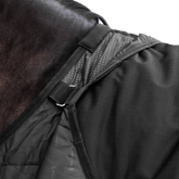 Detailaufnahme des Waldhausen-Clip-In-Deckensystems der Outdoordecke Arctic 300 g in Schwarz im Schulterbereich von Pferd oder Pony. Integrierte Ösen und Ringe ermöglichen das flexible Befestigen separater Unterdecken, um die Wärmeleistung individuell an wechselnde Temperaturen im Herbst und Winter anzupassen. Die funktionale 600D-Ripstop-Pferdedecke bietet als modulare äußere Deckenkomponente maximale Flexibilität im Stallalltag.