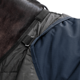 Detailaufnahme des Waldhausen-Clip-In-Deckensystems der Outdoordecke Arctic Light ohne Füllung in Nachtblau im Schulterbereich von Pferd oder Pony. Integrierte Ösen und Ringe ermöglichen das flexible Befestigen separater Unterdecken, um die Wärmeleistung individuell an wechselnde Temperaturen im Herbst und Winter anzupassen. Die funktionale 600D-Ripstop-Pferdedecke bietet als modulare äußere Deckenkomponente maximale Flexibilität im Stallalltag.