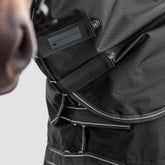 Detailaufnahme des Waldhausen Outdoorhalsteils in Schwarz am Pferdehals. Der Fokus liegt auf den zwei verstellbaren Klettverschlüssen zum einfachen Öffnen, Schließen und präzisen Anpassen der Passform für Pony und Pferd.