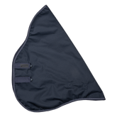 Wasserdichtes Waldhausen Outdoorhalsteil 600D mit 100 g Füllung in stilvollem Blau. Das Produktbild zeigt die zwei stabilen Klettverschlüsse zur Befestigung an den Arctic- und Nordic-Outdoordecken sowie umlaufende reflektierende Einfassnähte für erhöhte Sichtbarkeit bei Dunkelheit.