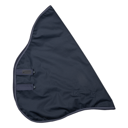 Wasserdichtes Waldhausen Outdoorhalsteil 600D mit 100 g Füllung in stilvollem Blau. Das Produktbild zeigt die zwei stabilen Klettverschlüsse zur Befestigung an den Arctic- und Nordic-Outdoordecken sowie umlaufende reflektierende Einfassnähte für erhöhte Sichtbarkeit bei Dunkelheit.