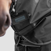 Detailaufnahme des Waldhausen Outdoorhalsteils  600 D Light in Schwarz am Pferdehals. Der Fokus liegt auf den zwei verstellbaren Klettverschlüssen zum einfachen Öffnen, Schließen und präzisen Anpassen der Passform für Pony und Pferd.