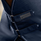 Detailaufnahme des braunen Waldhausen Outdoorhalsteils in Blau am Pferdehals. Der Fokus liegt auf den zwei verstellbaren Klettverschlüssen zum einfachen Öffnen, Schließen und präzisen Anpassen der Passform für Pony und Pferd.