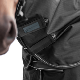 Detailaufnahme des Waldhausen Outdoorhalsteils in Schwarz am Pferdehals. Der Fokus liegt auf den zwei verstellbaren Klettverschlüssen zum einfachen Öffnen, Schließen und präzisen Anpassen der Passform für Pony und Pferd.
