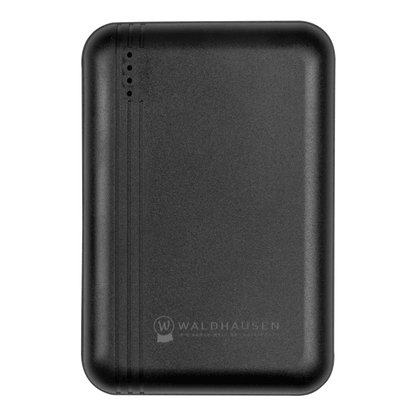 Kompatible schwarze Waldhausen Health + Care Powerbank und Ersatzakku mit 5000 mAh und 7,4 V für die TecSupreme Heiz- und Massagedecke Art. 3890, ausgestattet mit 4 LED-Statusanzeigen und dezentem Waldhausen-Logo auf der Vorderseite.