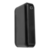 Seitenprofil der kompakten Waldhausen TecSupreme Powerbank (5000 mAh / 7,4 V) mit Fokus auf das 26 mm flache Gehäuse und die obere DC-Buchse für eine druckfreie Passform in der Reißverschlusstasche der Pferdedecke Art. 3890.