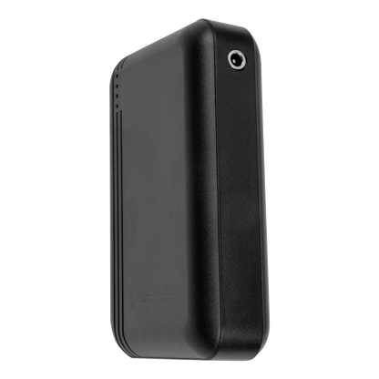 Seitenprofil der kompakten Waldhausen TecSupreme Powerbank (5000 mAh / 7,4 V) mit Fokus auf das 26 mm flache Gehäuse und die obere DC-Buchse für eine druckfreie Passform in der Reißverschlusstasche der Pferdedecke Art. 3890.