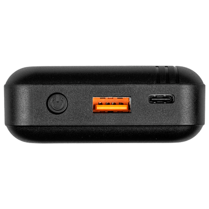 Draufsicht auf das Anschlussfeld der Waldhausen Health + Care TecSupreme Powerbank (5000 mAh / 7,4 V) mit rundem Ein-/Ausschalter, orangem USB-A-Ausgang und USB-C-Ladeanschluss für die TecSupreme Heiz- und Massagedecke Art. 3890.