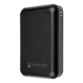 Seitenperspektive der originalen Waldhausen Health + Care TecSupreme Powerbank (5000 mAh / 7,4 V) mit sichtbarem DC-Rundanschluss für das Verbindungskabel der TecSupreme Heiz- und Massagedecke Art. 3890, vier Status-LEDs und griffigem, mattschwarzem Gehäuse.