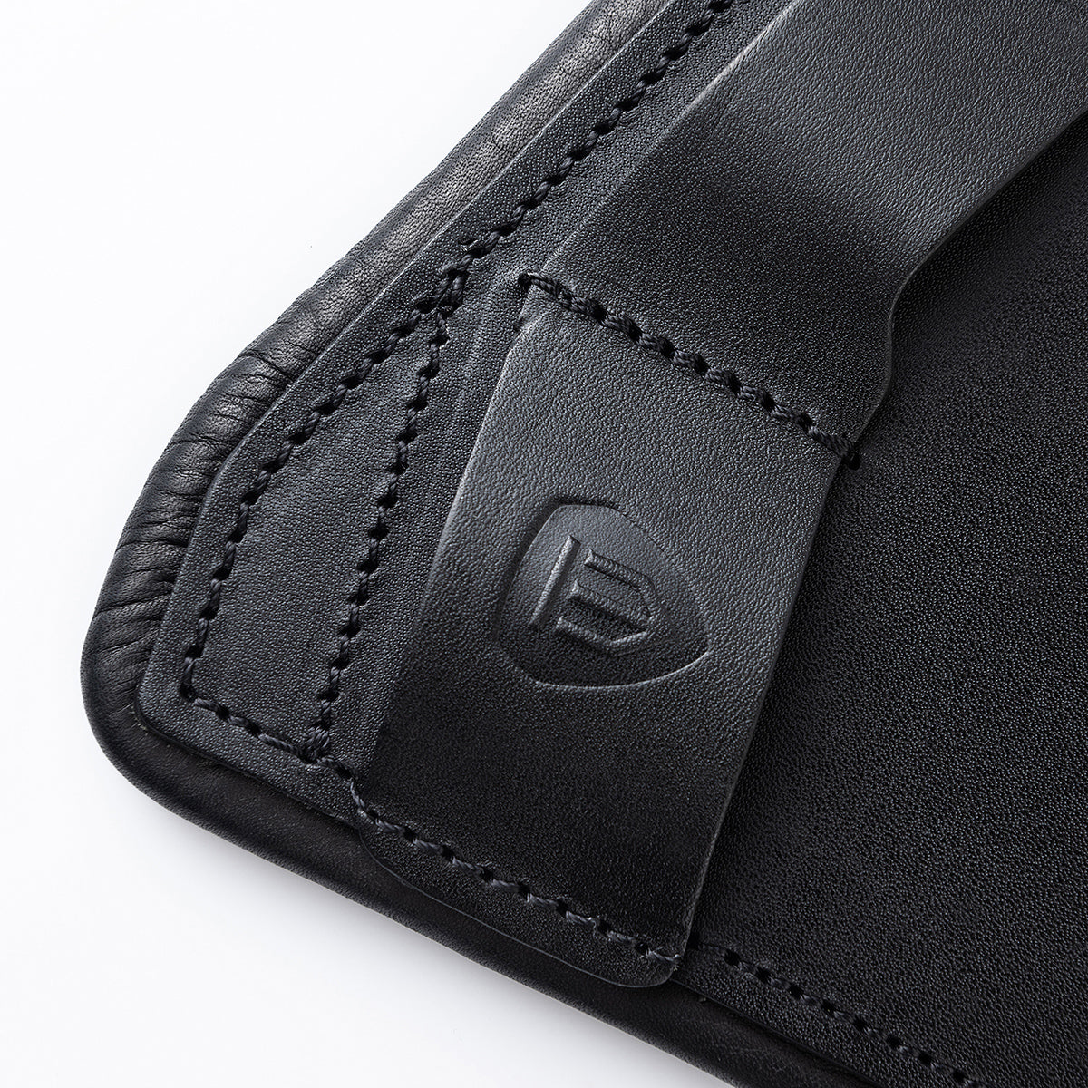Nahaufnahme der Leder-Gurtschlaufe mit geprägtem Winderen-Logo am schwarzen Dressursattelgurt Pressure-Relief. Zu sehen sind die präzisen doppelten schwarzen Nähte und die hochwertige Verarbeitung des Vollnarbenleders. Diese funktionale Schlaufe fixiert die Sattelgurtstrippen beim Dressurkurzgurt sicher am Pferd und steht für erstklassige Handwerkskunst, Sicherheit und Langlebigkeit im Dressursport