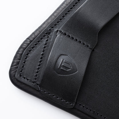 Nahaufnahme der Leder-Gurtschlaufe mit geprägtem Winderen-Logo am schwarzen Dressursattelgurt Pressure-Relief. Zu sehen sind die präzisen doppelten schwarzen Nähte und die hochwertige Verarbeitung des Vollnarbenleders. Diese funktionale Schlaufe fixiert die Sattelgurtstrippen beim Dressurkurzgurt sicher am Pferd und steht für erstklassige Handwerkskunst, Sicherheit und Langlebigkeit im Dressursport