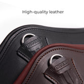 Detailansicht der Winderen Pressure-Relief-Dressursattelgurte in den Farben Schwarz und Braun aus hochwertigem Vollnarbenleder (high-quality leather). Zu sehen ist die präzise verarbeitete Lederabdeckung mit geprägtem Winderen-Logo und dem integrierten Karabiner zum schnellen Einhaken von Hilfszügeln. Dieser anatomische Lederkurzgurt bietet maximale Druckentlastung für empfindliche Pferde und Ponys bei Gurtzwang.