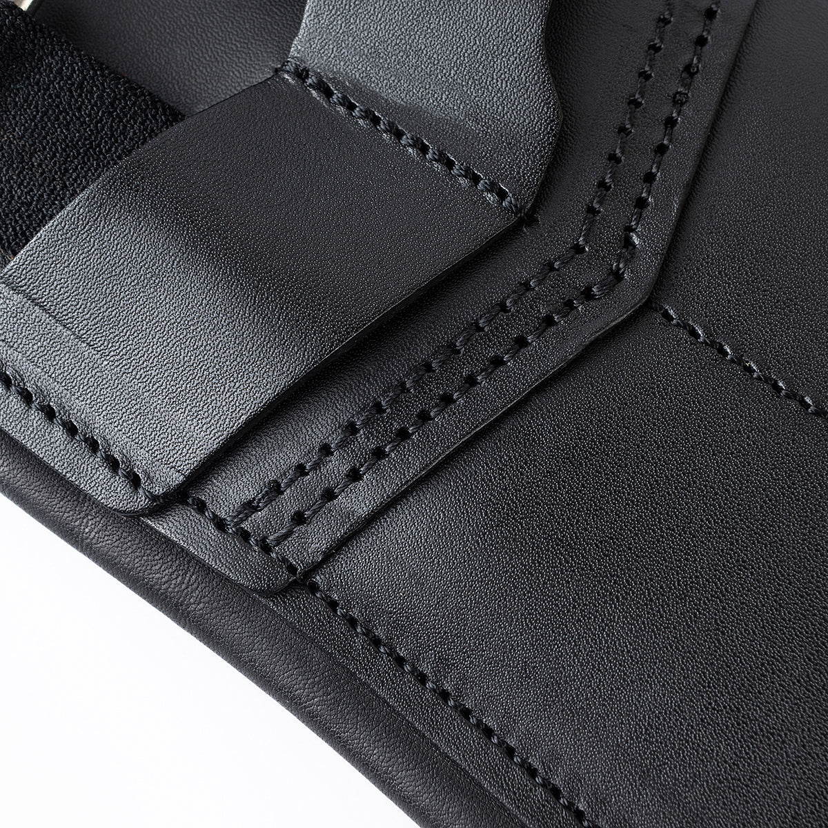 Zu sehen sind die extrem widerstandsfähigen, verstärkten Nähte und das robuste Gewebeband, die die elastischen Gurtstrupfen mit dem schwarzen Winderen Pressure-Relief-Dressursattelgurt verbinden. Die Verarbeitung des hochwertigen Vollnarbenleders gewährleistet dies.