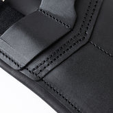 Zu sehen sind die extrem widerstandsfähigen, verstärkten Nähte und das robuste Gewebeband, die die elastischen Gurtstrupfen mit dem schwarzen Winderen Pressure-Relief-Dressursattelgurt verbinden. Die Verarbeitung des hochwertigen Vollnarbenleders gewährleistet dies.