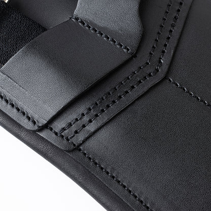 Zu sehen sind die extrem widerstandsfähigen, verstärkten Nähte und das robuste Gewebeband, die die elastischen Gurtstrupfen mit dem schwarzen Winderen Pressure-Relief-Dressursattelgurt verbinden. Die Verarbeitung des hochwertigen Vollnarbenleders gewährleistet dies.