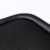 Nahaufnahme der weich gepolsterten Kante des schwarzen Winderen Pressure-Relief-Dressursattelgurts. Das hochwertige Vollnarbenleder zeigt eine feine Struktur und abgerundete, softe Ränder, die Druckstellen und Scheuerstellen im Gurtbereich effektiv verhindern. Diese erstklassige Verarbeitungsqualität des ergonomischen Lederkurzgurts ist ideal für empfindliche Pferde sowie Ponys und Pferde mit Gurtzwang.
