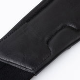 Detailansicht der weich gepolsterten Unterseite des schwarzen Winderen-Pressure-Relief-Sattelgurtes mit kleinem Bauchlatz. Der anatomische Ellbogenausschnitt aus geschmeidig unterlegtem Vollnarbenleder verhindert Scheuerstellen im Gurtbereich und bietet maximale Ellenbogenfreiheit sowie gezielte Druckentlastung für empfindliche Pferde.
