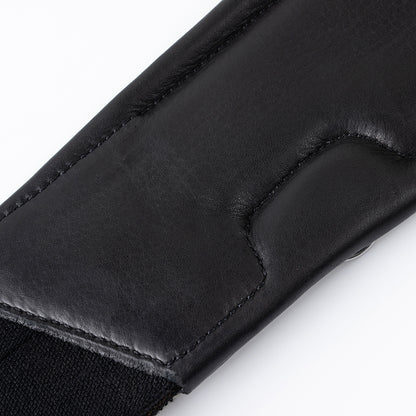 Detailansicht der weich gepolsterten Unterseite des schwarzen Winderen-Pressure-Relief-Sattelgurtes mit kleinem Bauchlatz. Der anatomische Ellbogenausschnitt aus geschmeidig unterlegtem Vollnarbenleder verhindert Scheuerstellen im Gurtbereich und bietet maximale Ellenbogenfreiheit sowie gezielte Druckentlastung für empfindliche Pferde.