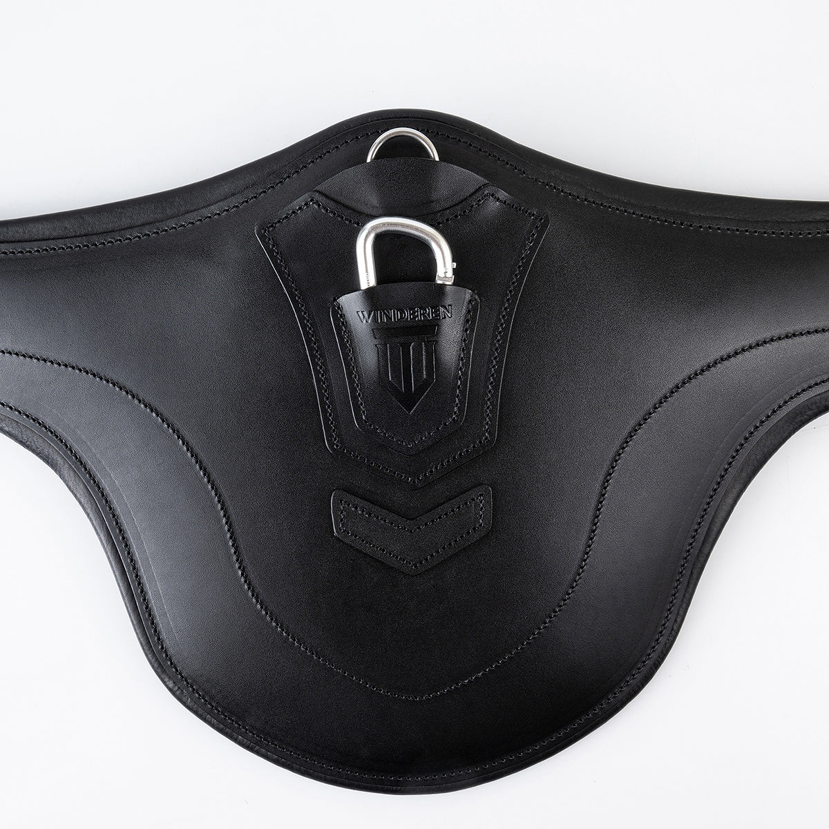 Nahaufnahme vom schwarzen Winderen-Pressure-Relief-Stollengurt aus Vollnarbenleder mit großem Bauchlatz. Zu sehen ist der halb versenkte Karabiner aus Aluminium unter der eleganten Lederabdeckung mit geprägtem Winderen-Logo zur sicheren Befestigung von Vorderzeugen sowie der darüber liegende halb versenkte, abgedeckte D-Ring für Hilfszügel wie ein Martingal.