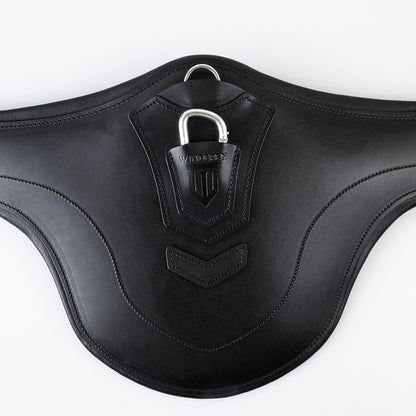 Nahaufnahme vom schwarzen Winderen-Pressure-Relief-Stollengurt aus Vollnarbenleder mit großem Bauchlatz. Zu sehen ist der halb versenkte Karabiner aus Aluminium unter der eleganten Lederabdeckung mit geprägtem Winderen-Logo zur sicheren Befestigung von Vorderzeugen sowie der darüber liegende halb versenkte, abgedeckte D-Ring für Hilfszügel wie ein Martingal.