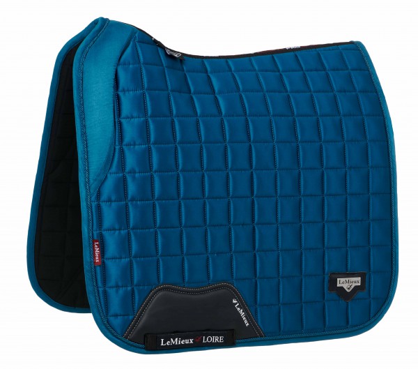 Die  Loire Memory Satin Dressage Square ist eine antibakterielle Sattelunterlage mit anatomischer Schnittform 