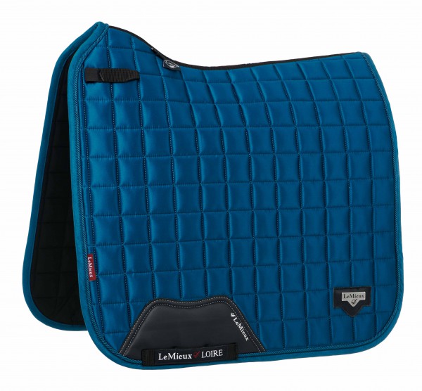 Ein Traum von Schabracke ist die  Loire Classic Satin Dressage Square Sattelunterlage in marine von LeMieux