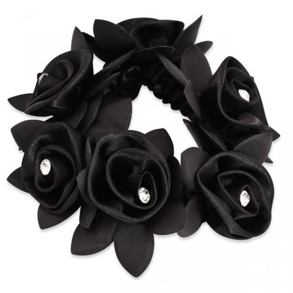 Das kräftige Haargummi Diamond Rose Scrunchie ist mit wunderschönen Rosenblüten aus Satin besetzt, die in der Blüte einen klaren funkelnden Kristallstein einfassen.