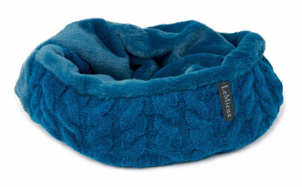 Kuschelig und warm ist der LeMieux Schlauchschal Cable Knit Snood in der Farbe marine